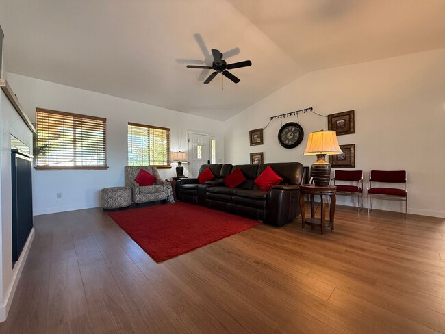 Building Photo - UPDATED BOYD ACRES HOME ON LARGER CORNER LOT!! MUST SEE!!