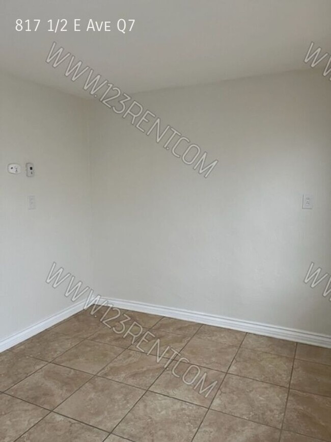 Building Photo - 1BD/ 1BTH APT EAST PALMDALE