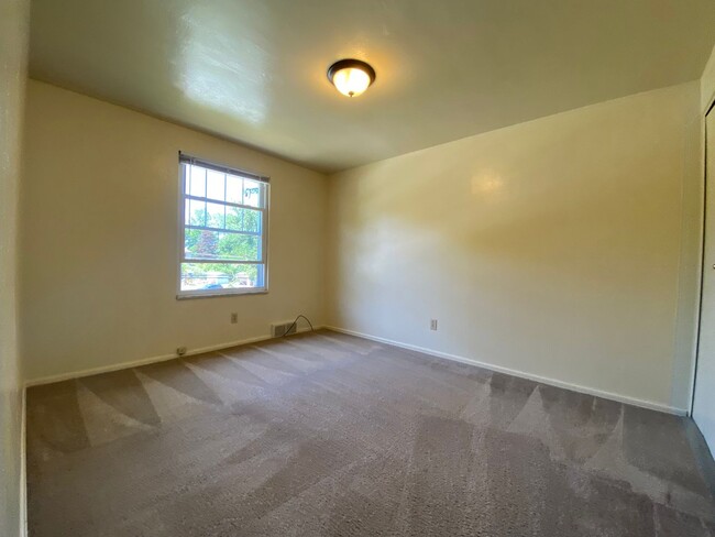 Building Photo - Magnificent 3 Bedroom Townhome with Garage...