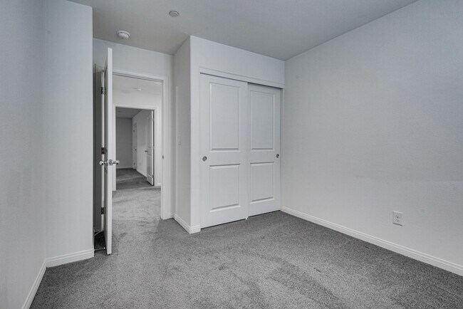 Building Photo - Like-new home with modern finishes and ope...