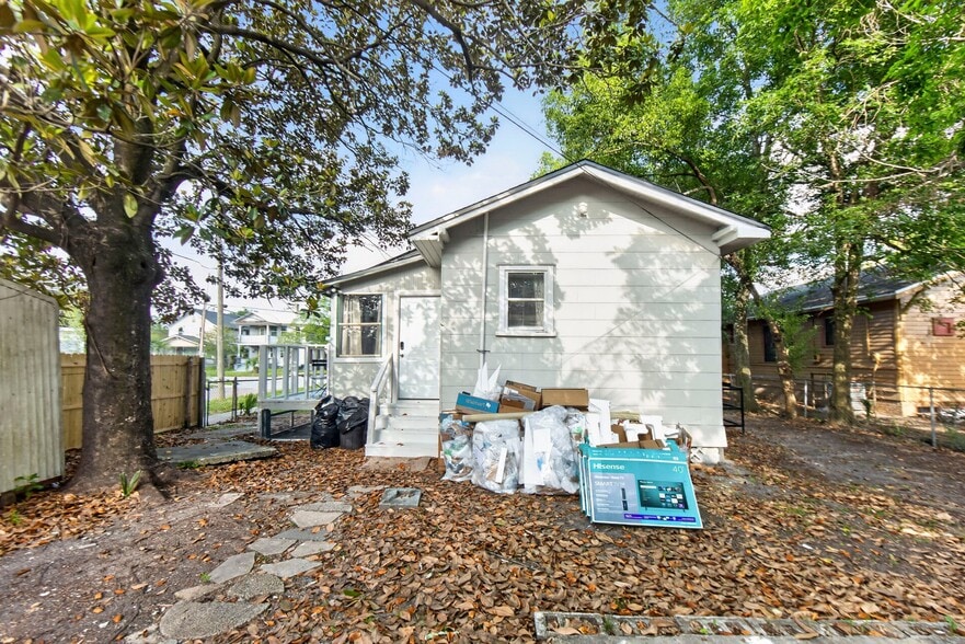 Building Photo - 2724 Hubbard St