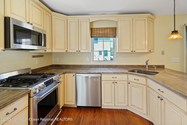 Building Photo - 111 Main St