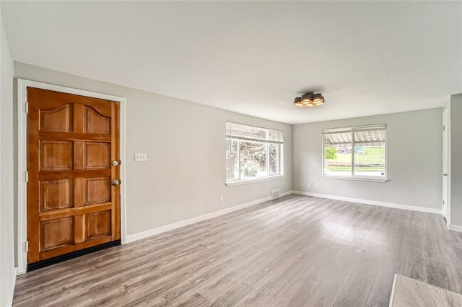 Building Photo - Charming and newly remodeled 4 bed x 2 bat...