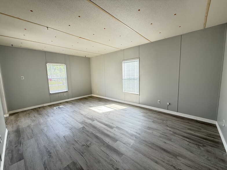 Building Photo - 256 Queen Mary Loop