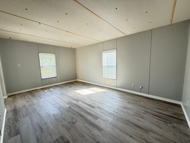 Building Photo - 256 Queen Mary Loop