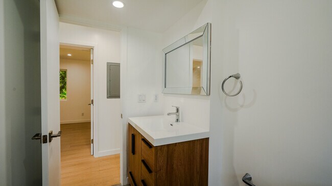 Building Photo - 130 W 59th Pl