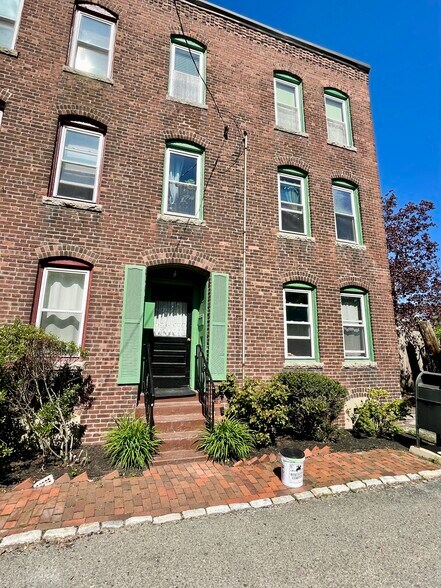 Building Photo - 24 Mead St