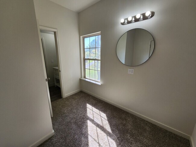 Building Photo - 1906 Alcoa Blvd