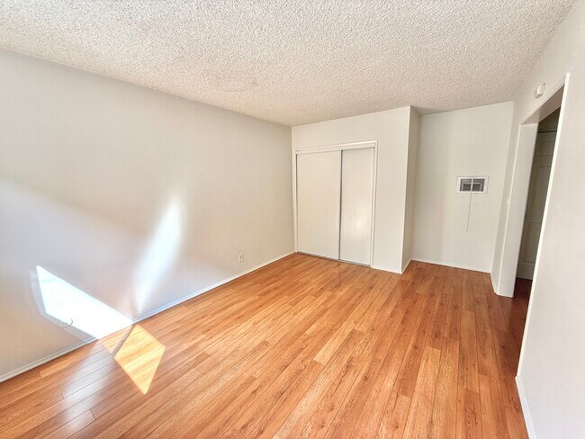 Building Photo - 14540 Hartland St