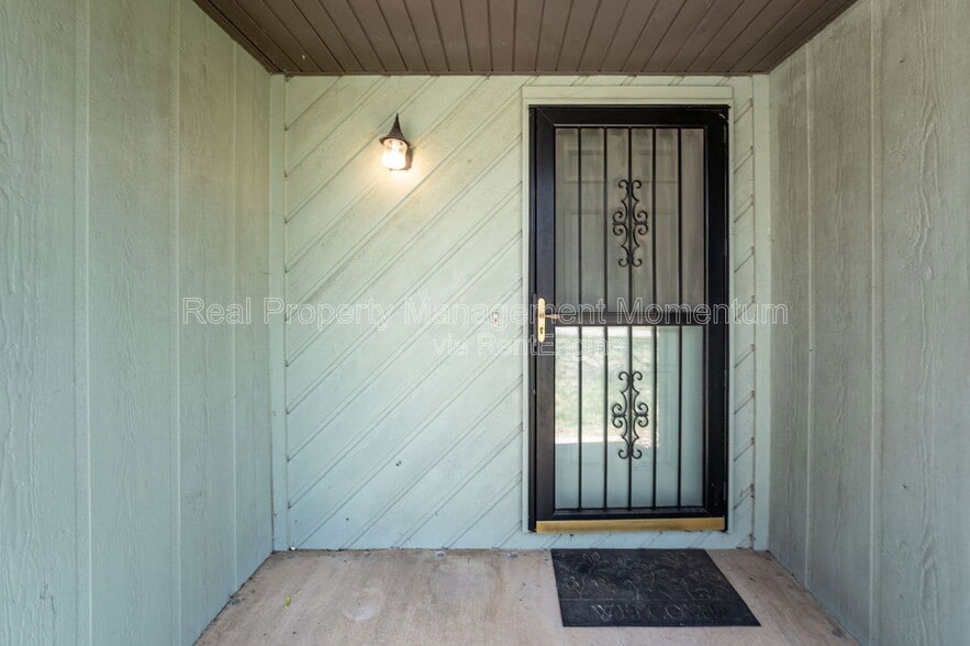 Building Photo - 2240 S Kansas Ave