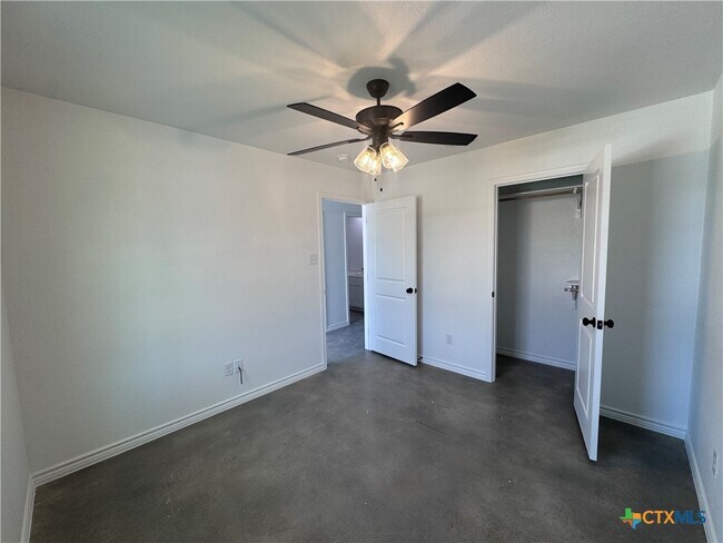 Building Photo - 907 Smoke Tree Ln
