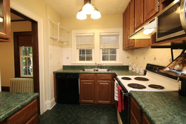 Building Photo - Charming 1950s Home Just Minutes from Downtown Harrisonburg!