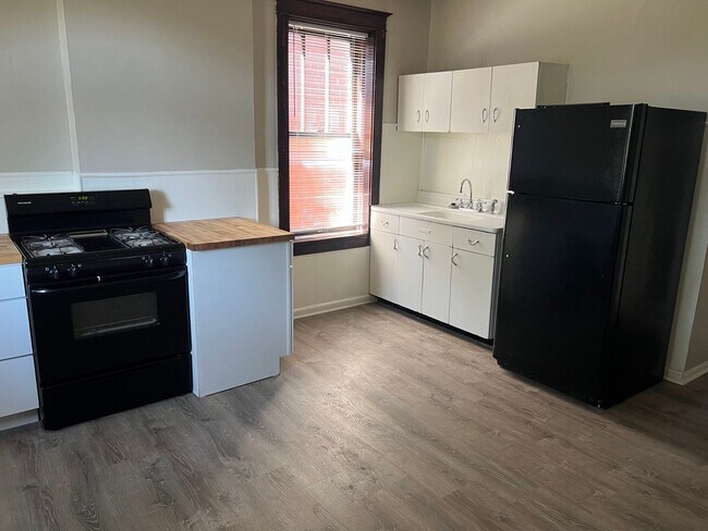 Building Photo - Charming 2nd Floor, 1 bd with new bath. Be...