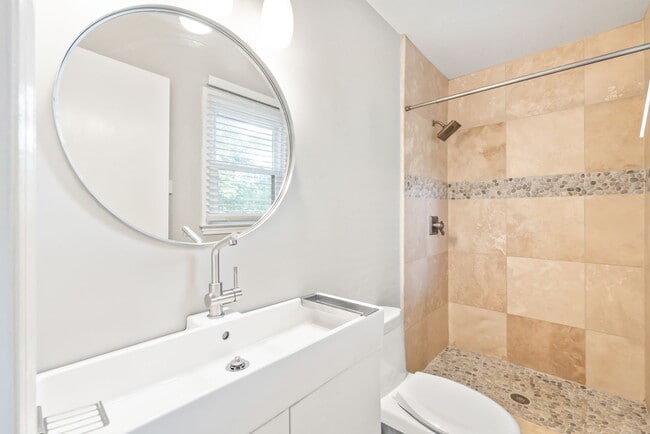 Building Photo - 3 Bedroom home in Coventry Woods!