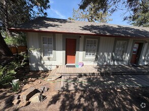 Building Photo - COZY 1 BEDROOM, 1 BATH APARTMENT LOCATED I...