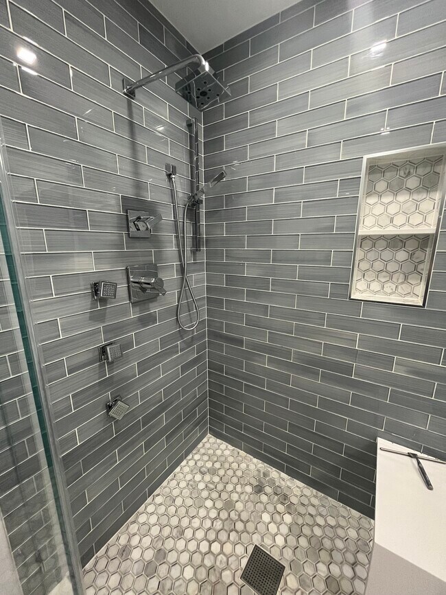 Building Photo - 6805 Millwood Rd