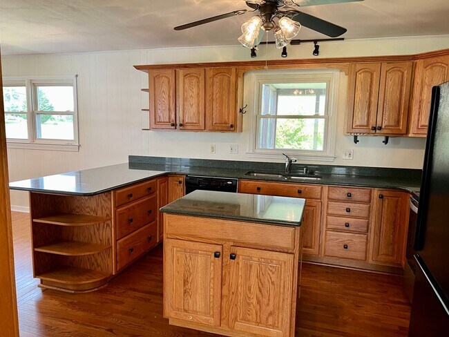 Building Photo - Large home in convent Blacksburg location