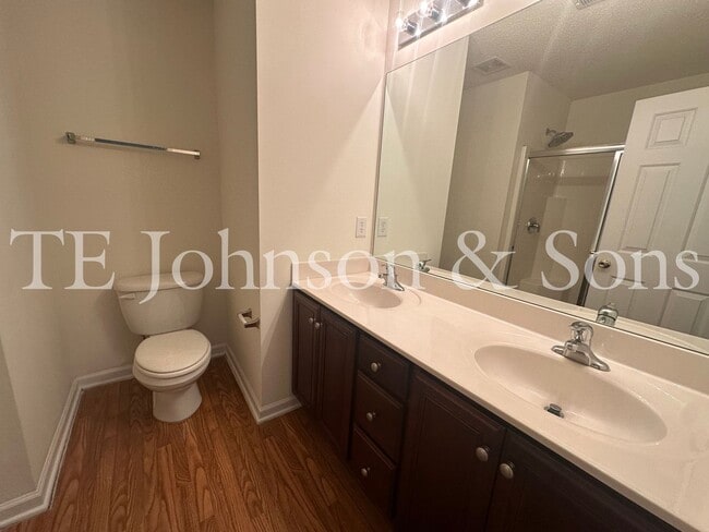 Building Photo - Spacious 3 Bedroom with Main Level Primary Suite
