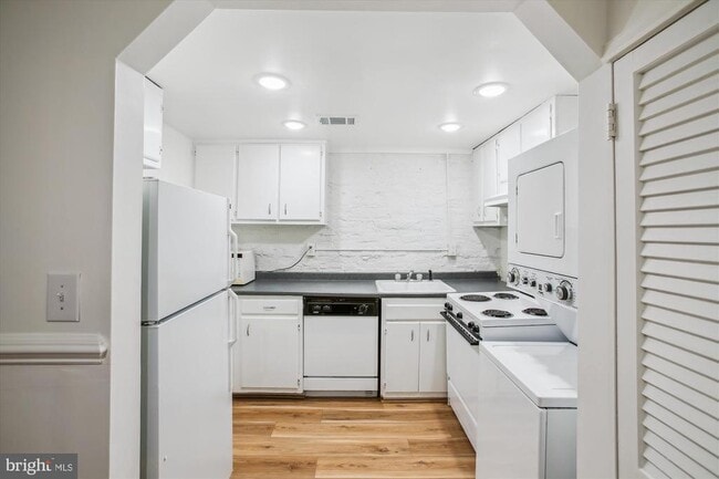 Building Photo - 1361 Maryland Ave NE