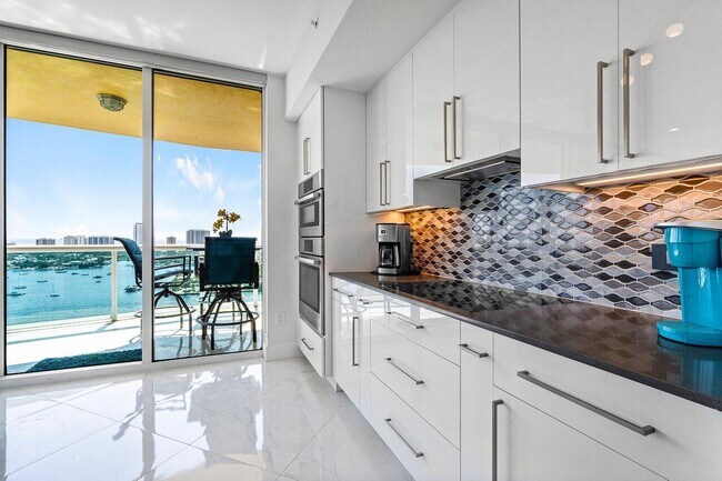 Building Photo - 2640 Lake Shore Dr