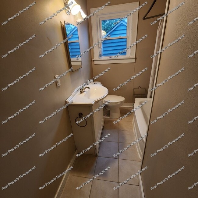 Building Photo - 2nd Story 2 Bedroom Apartment