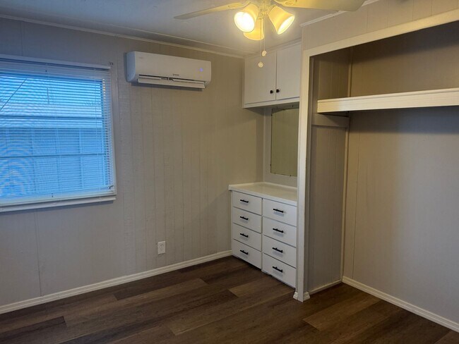 Building Photo - 3 bedroom 2 bath