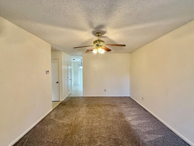 Building Photo - Available! 2 Bedroom 1 Bath Close to Everything! Longview, TX!