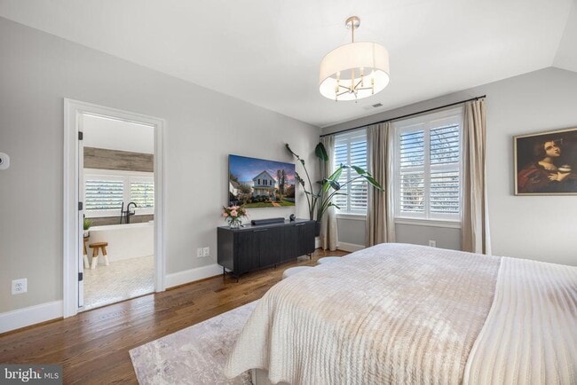 Building Photo - 323 S West St