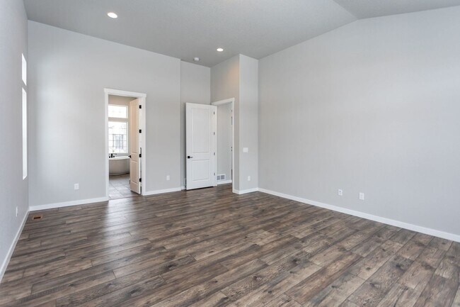 Building Photo - Exceptional 4-Bedroom Home with Dual Fireplaces, Main Level Master Suite, and Spacious Basement -...