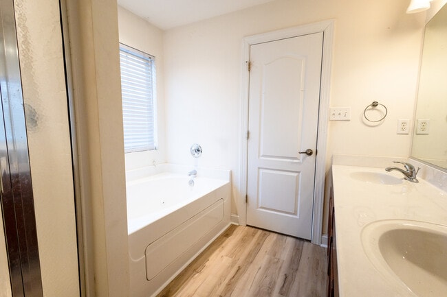 Building Photo - 956 Iron Bridge Dr