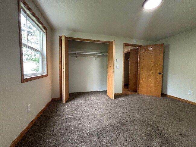 Building Photo - Regal Landing ||