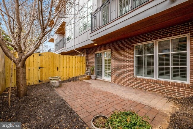 Building Photo - 229 Locust St SE