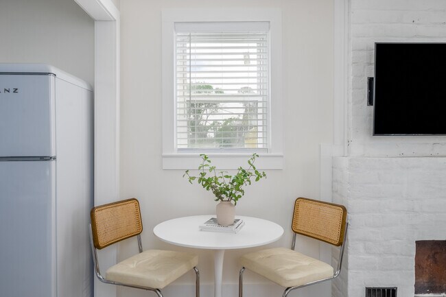 Building Photo - Maupas Newly Renovated Furnished Townhouse