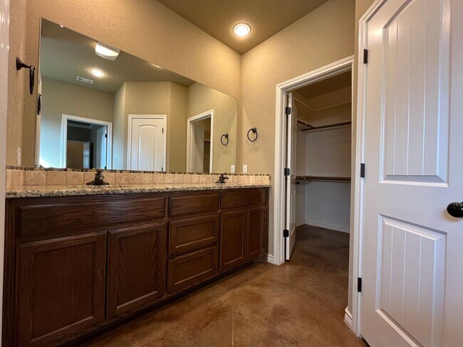 Building Photo - 3137 Silver Saddle Dr
