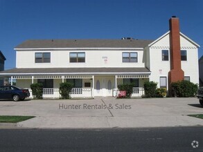 Building Photo - Spacious!