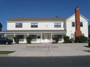 Building Photo - Victorian Style Town House!