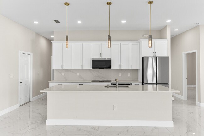 Building Photo - 2014 NE 9th Ave