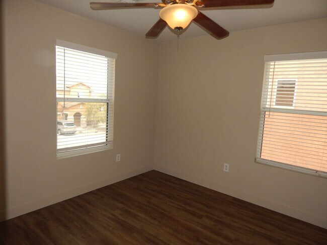 Building Photo - 2 Bedrooms - 2.5 bathrooms - Large Loft Area