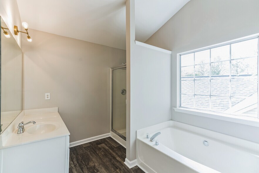 Building Photo - 2453 Lakebrooke Dr