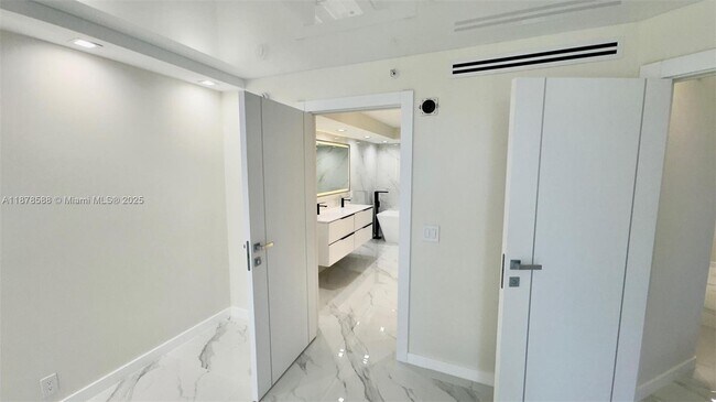 Building Photo - 3500 Mystic Pointe Dr