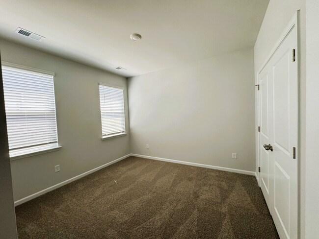 Building Photo - 811 Ireland Dr