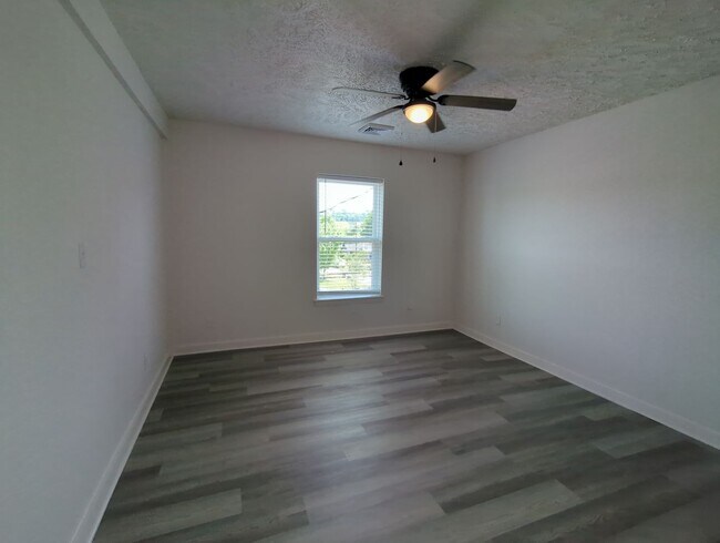 Building Photo - 2015 Duncan Ave