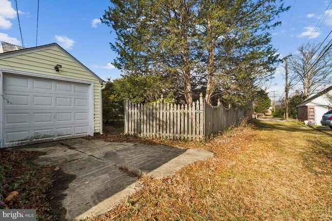 Building Photo - 7809 Oakdale Ave