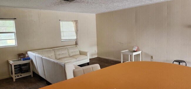 Building Photo - 1821 Los Pinos Rd