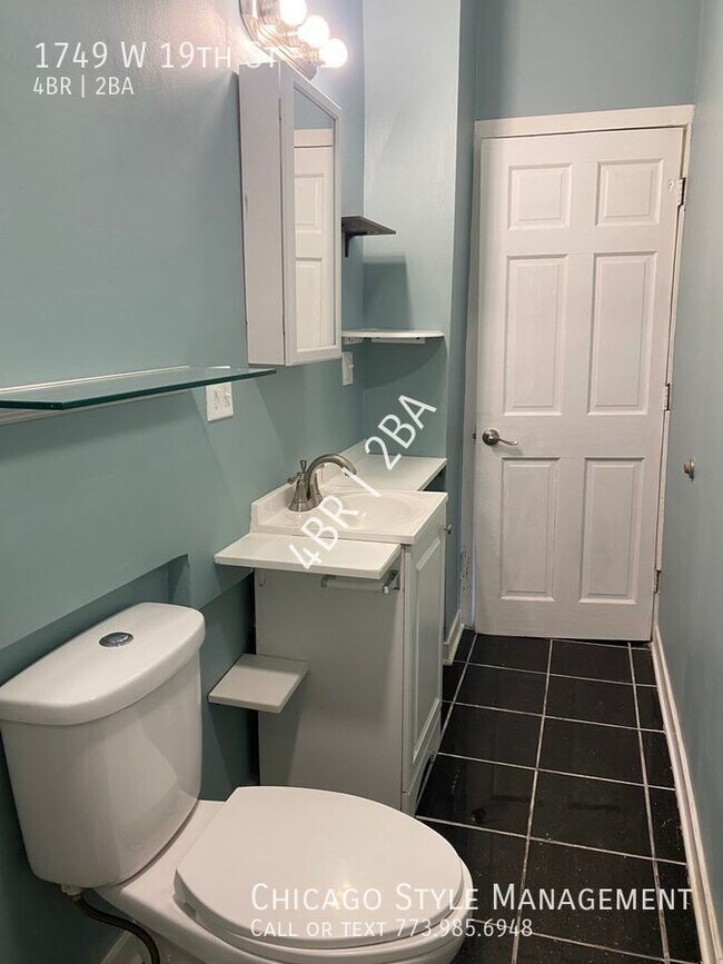 Building Photo - Duplex down in the heart of Pilsen! All th...