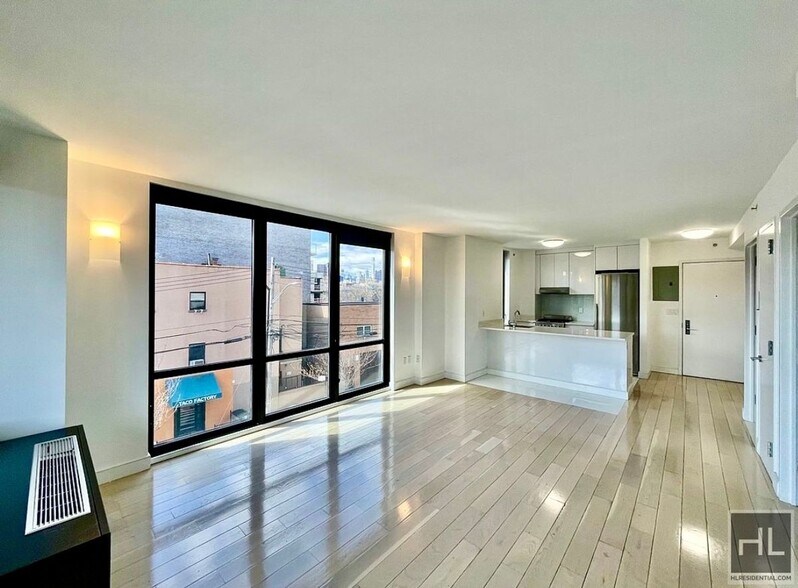 Building Photo - Stunning rent stabilized 1 bedroom with private balcony, onsite laundry, gym & roof deck