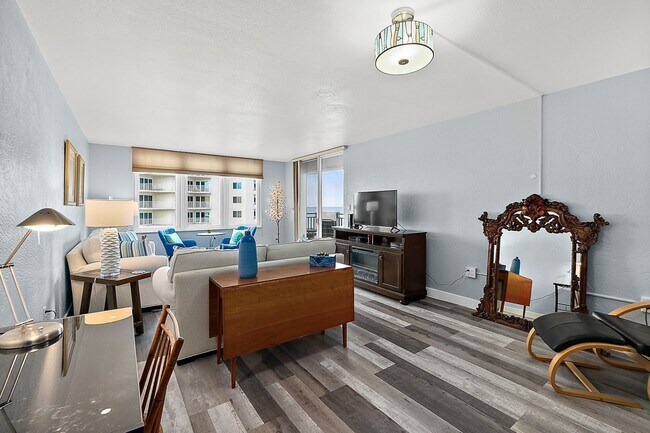 Building Photo - Spacious Oceanfront Condo