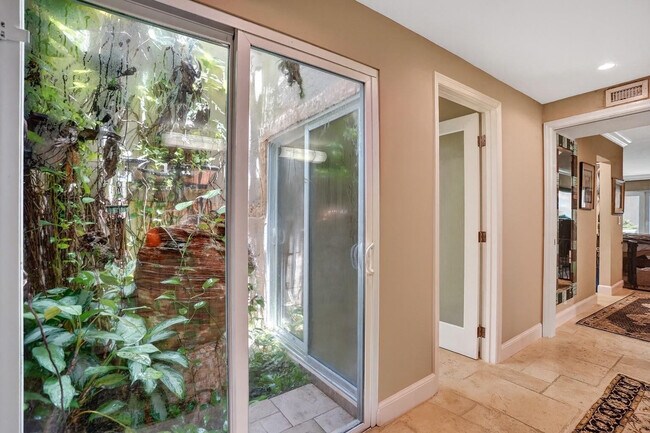 Building Photo - 683 Pelican Way