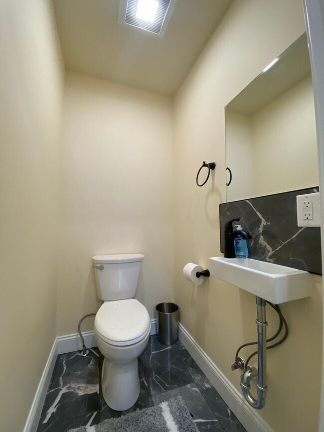 Building Photo - 416 Pearl St