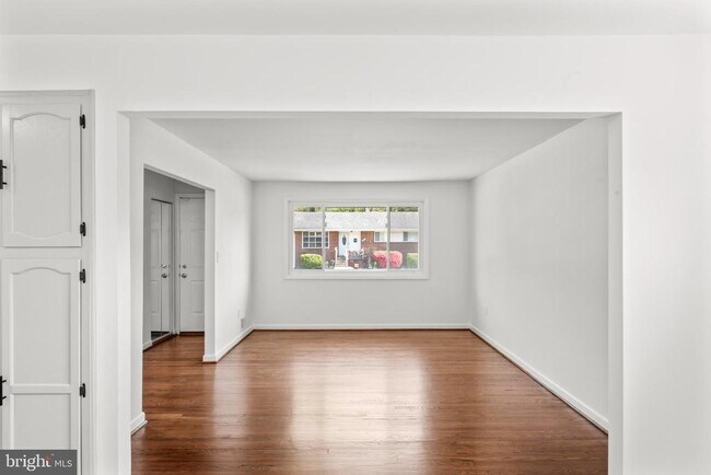 Building Photo - 2521 Fairhill Dr